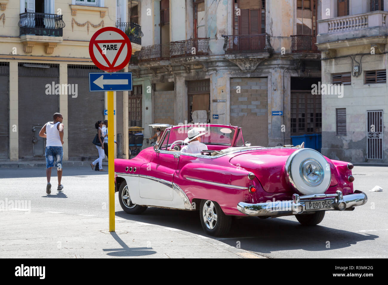 Cuba, La Habana. Rosa classic car ruotando di un angolo. Credito come: Wendy Kaveney Jaynes / Galleria / DanitaDelimont.com Foto Stock