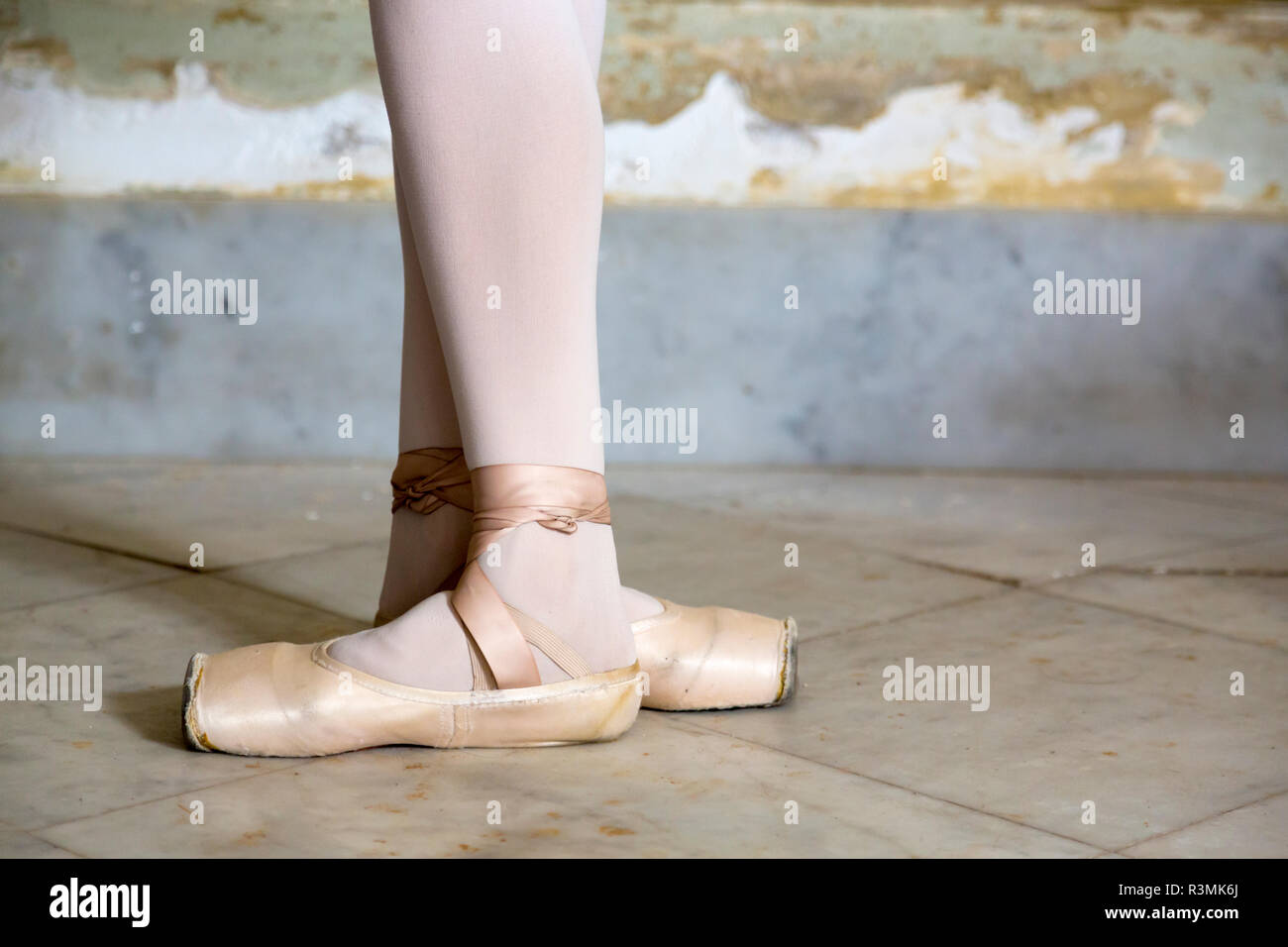 Cuba, La Habana. Posizione di balletto della ballerina per le gambe e piedi. Credito come: Wendy Kaveney Jaynes / Galleria / DanitaDelimont.com Foto Stock