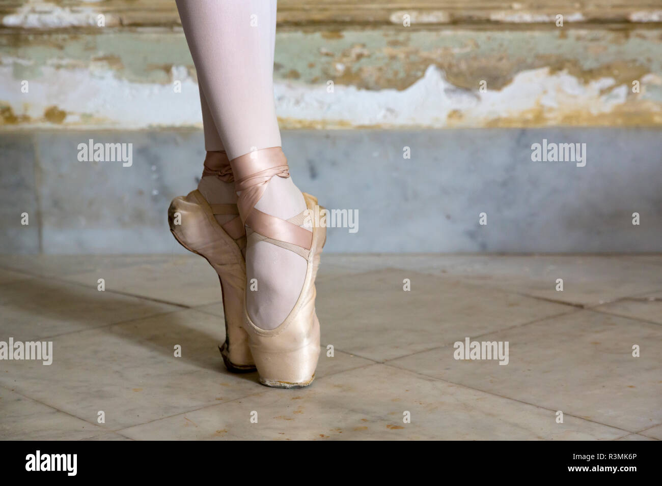 Cuba, La Habana. Posizione di balletto della ballerina per le gambe e piedi. Credito come: Wendy Kaveney Jaynes / Galleria / DanitaDelimont.com Foto Stock