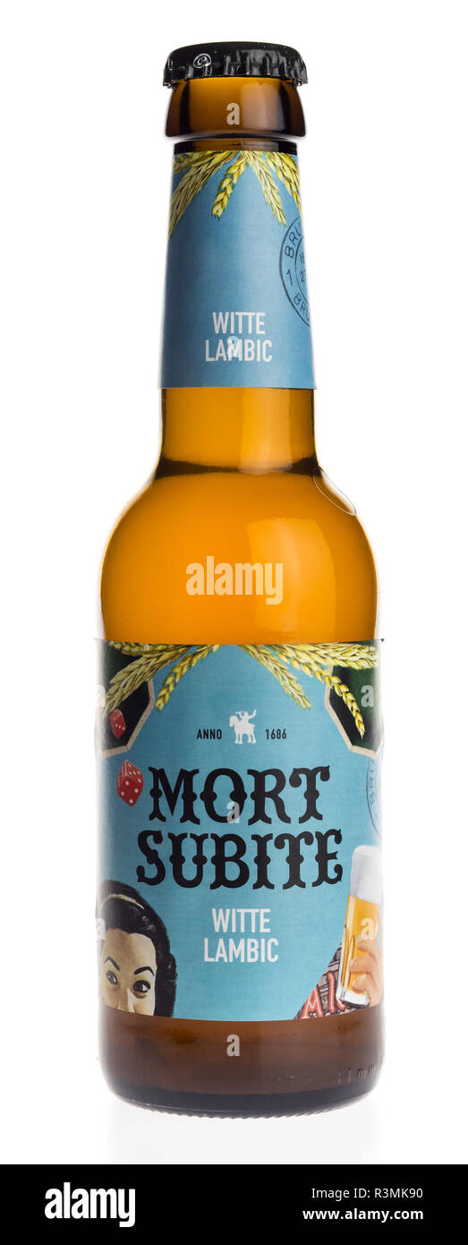 Bottiglia del belga Mort Subite Witte Lambic birra alla frutta isolato su uno sfondo bianco Foto Stock
