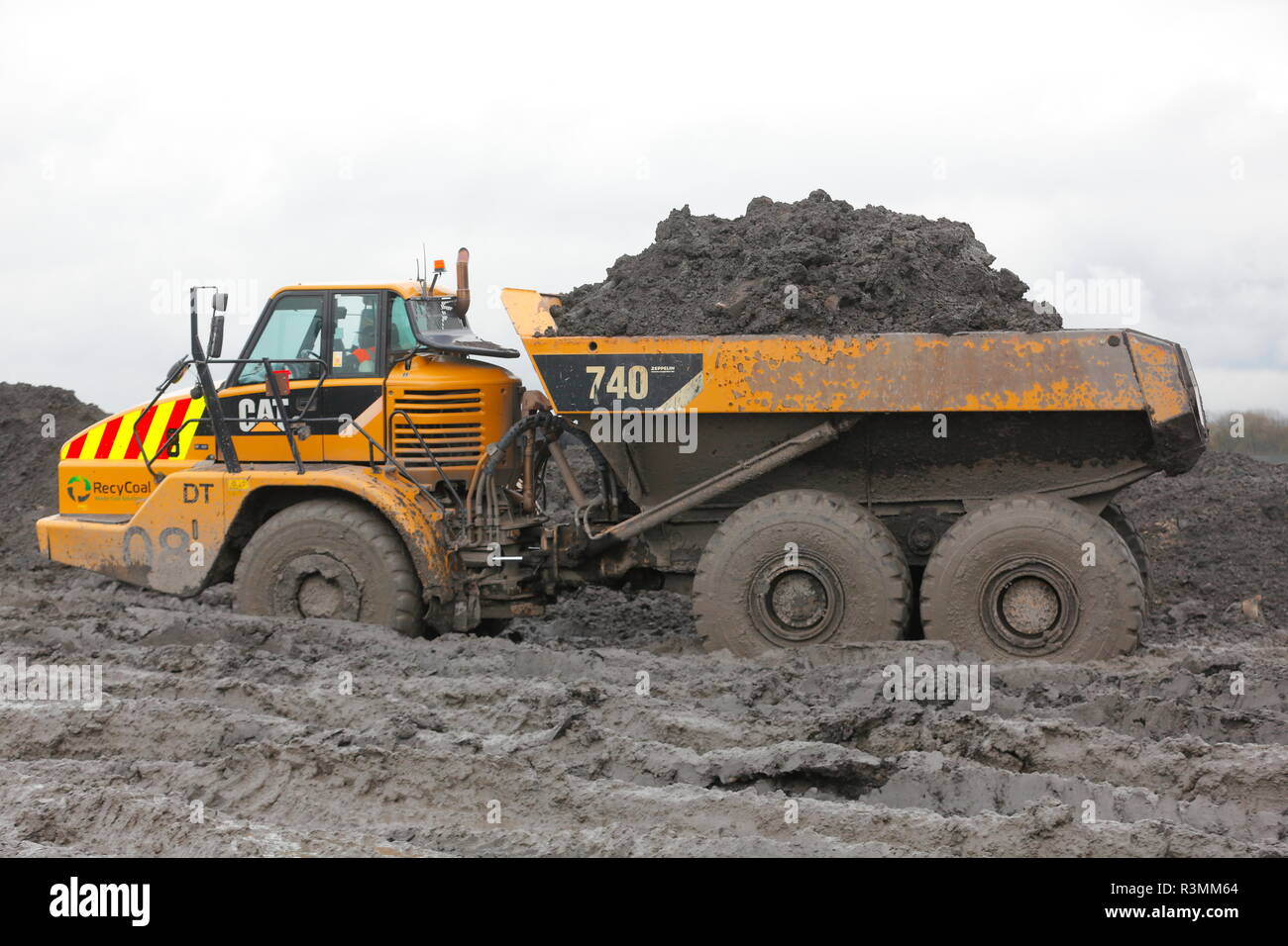 Un Caterpillar 740 Dumper Articolato lavorando sul sito a carbone Recycoal impianto di riciclaggio in Rossington,Doncaster che ora è stato demolito. Foto Stock