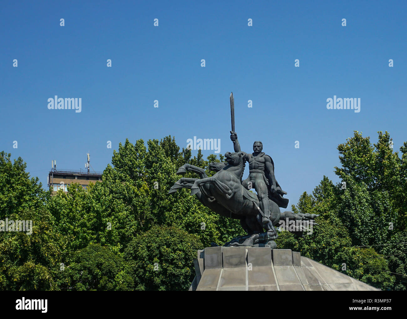 Yerevan Zoravar Andranik statua che tiene orgogliosamente una spada Foto Stock
