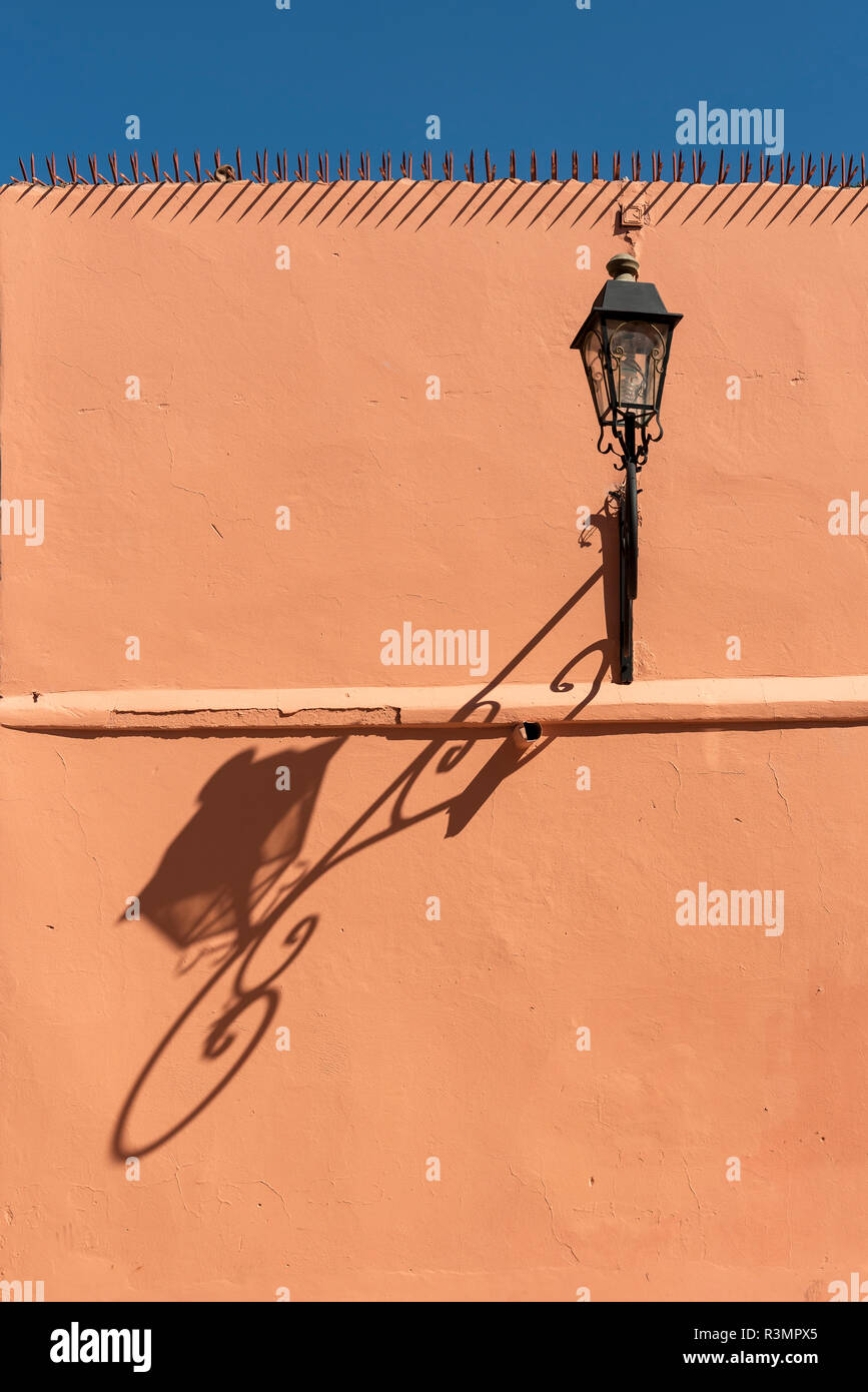 Close-up di strada lampada sul rosso-arancio di mura della città di Marrakech (Marrakech), Marocco Foto Stock