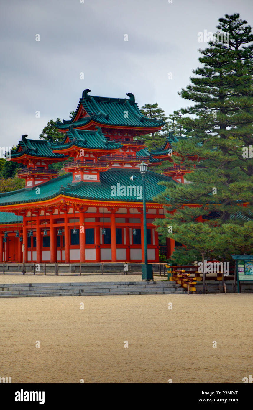Giappone, Kyoto. Jingu Heian Santuario scintoista di edifici e terreni. Foto Stock