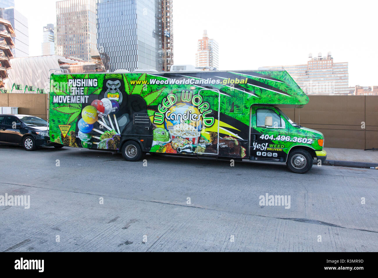 Parola di erbaccia bus, W 34rd Street, New York City, Stati Uniti d'America. Foto Stock