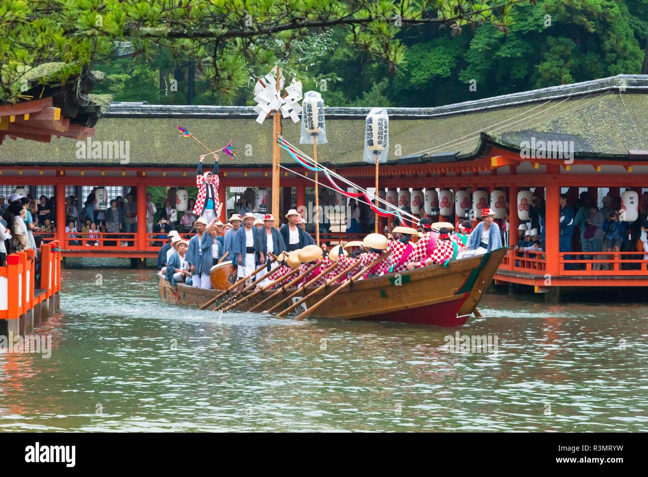 Decorate barca al santuario di Itsukushima (Patrimonio Mondiale dell'UNESCO) durante Kangen-sai Festival, Miyajima, Giappone Foto Stock