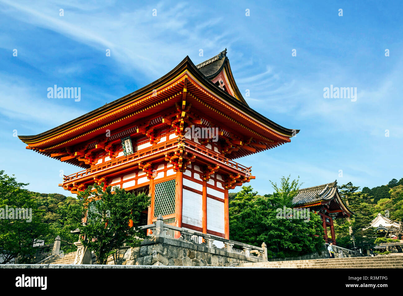Kyoto, Giappone. Porta principale di accesso al tempio Kiyomizudera, un sito Patrimonio Mondiale dell'UNESCO Foto Stock