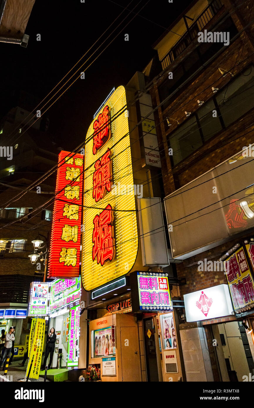 Tokyo, Giappone. Servizi per adulti sono in offerta sotto le insegne al neon e gli edifici nel quartiere Shibuya di notte, teatro Dotonbori Foto Stock