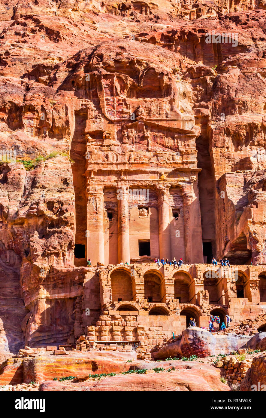 Tomba di roccia Arch turisti Petra Giordania. Costruito dal Nabataens nel 200 A.C. al 400 D.C. Canyon giallo pareti diventano rose red nel pomeriggio. Foto Stock