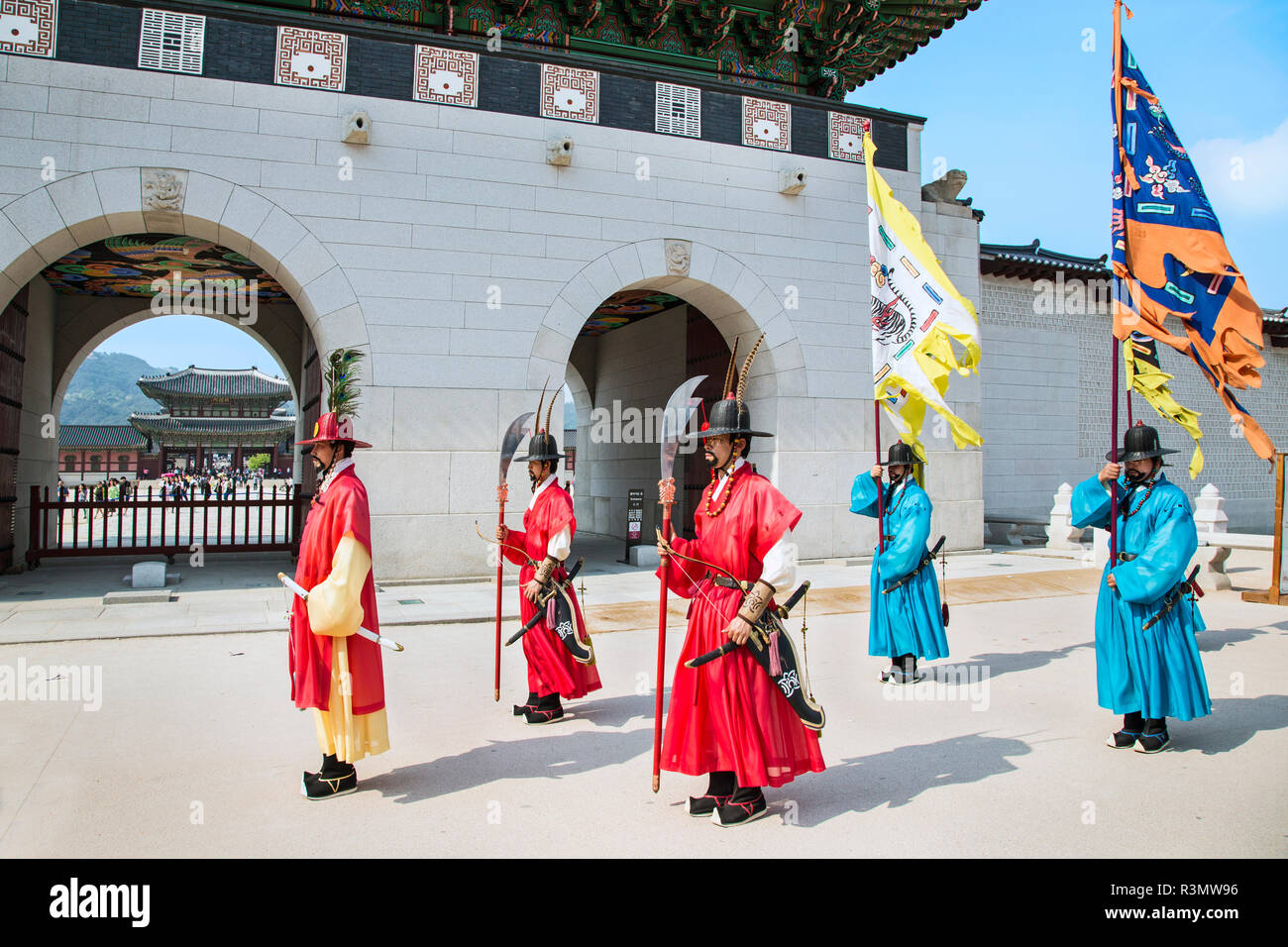 Seoul, Corea del Sud. Membri della Korean Guardia Imperiale in piedi al di fuori del palazzo Gyeongbokgung durante un cambio della guardia cerimonia Foto Stock