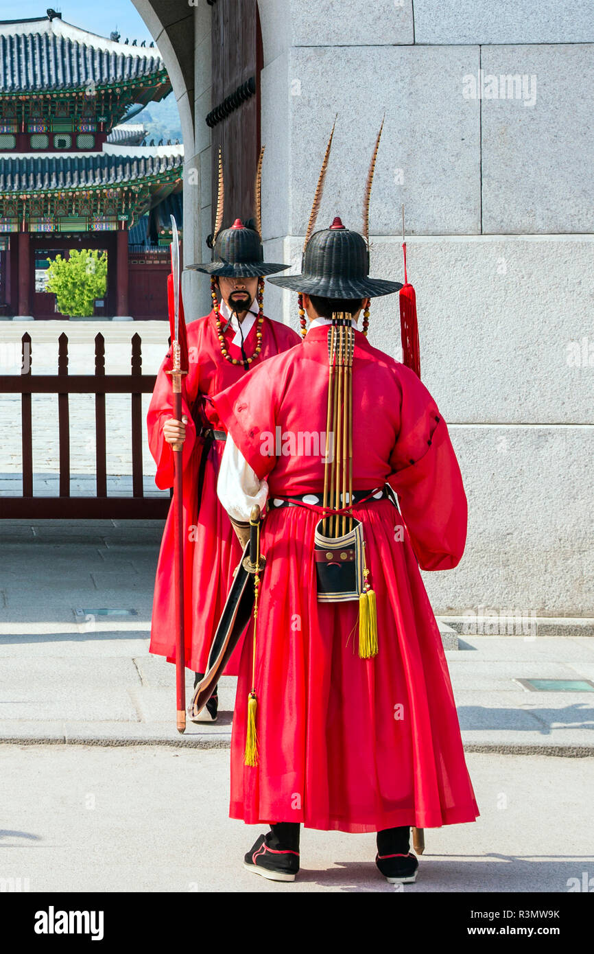 Seoul, Corea del Sud. Membri della Korean Guardia Imperiale in piedi al di fuori del palazzo Gyeongbokgung durante un cambio della guardia cerimonia Foto Stock