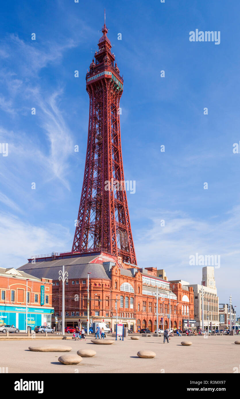 La Blackpool Tower Ballroom e la passeggiata sul lungomare con la scultura di ghiaia disposizione Promenade di Blackpool Blackpool Lancashire Inghilterra GB UK Europa Foto Stock