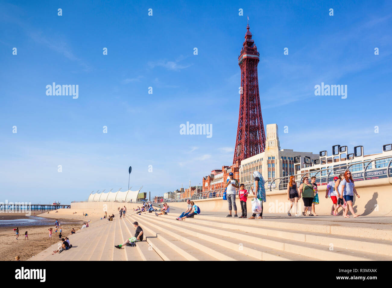 Dalla torre di Blackpool Beach e la passeggiata sul lungomare con i vacanzieri seduti sulla spiaggia e a pochi passi Blackpool Lancashire Inghilterra GB UK Europa Foto Stock