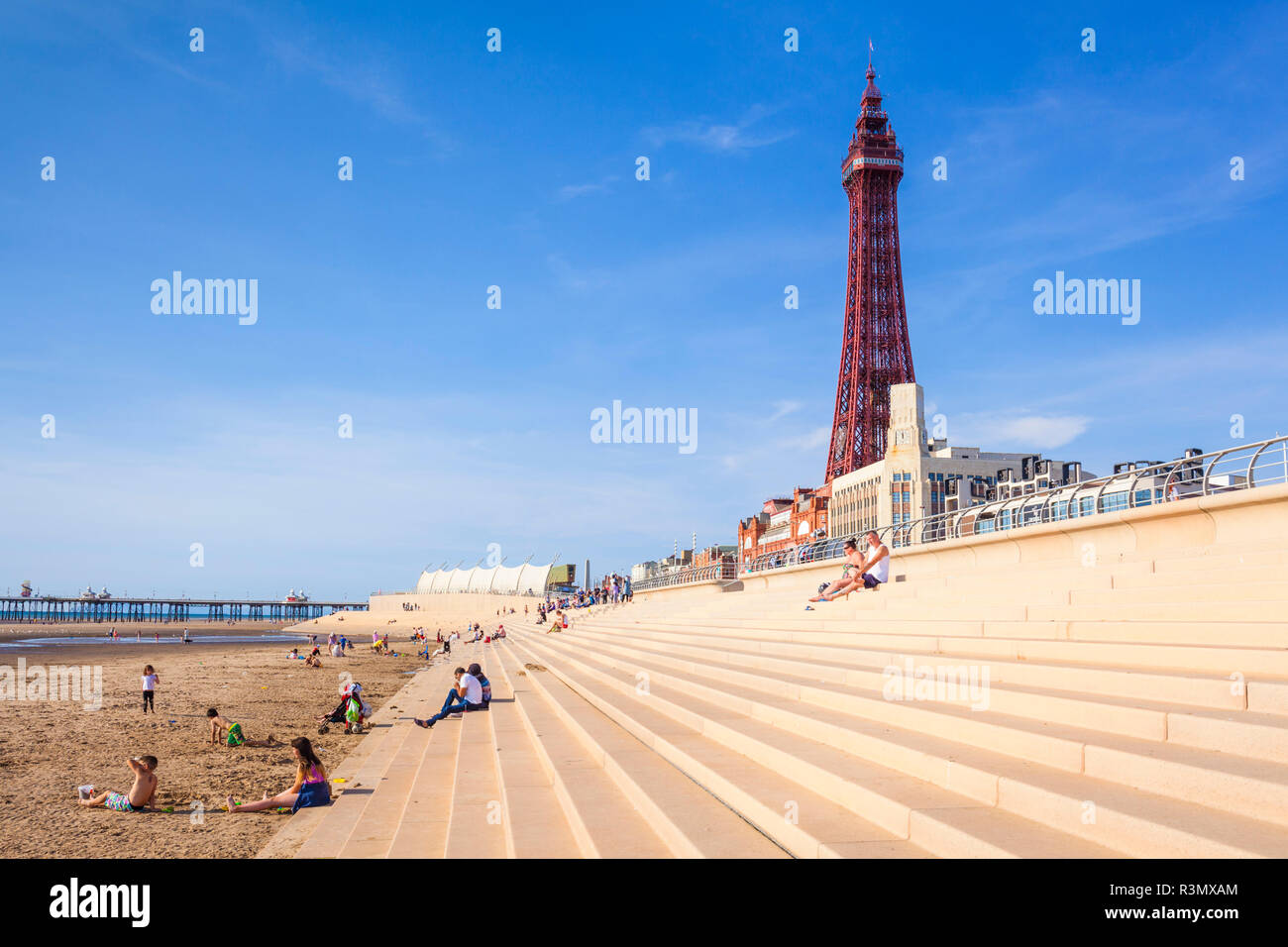 Dalla torre di Blackpool Beach e la passeggiata sul lungomare con i vacanzieri seduti sulla spiaggia sabbiosa e passaggi Blackpool Lancashire Inghilterra GB UK Europa Foto Stock