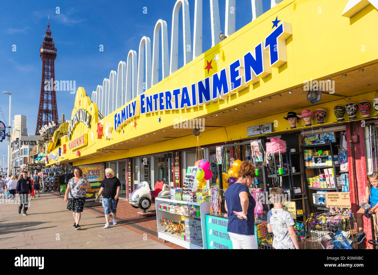 La Blackpool Tower e il Golden Mile divertimenti sala giochi di intrattenimento per la famiglia lungomare Blackpool Lancashire Inghilterra GB UK Europa Foto Stock