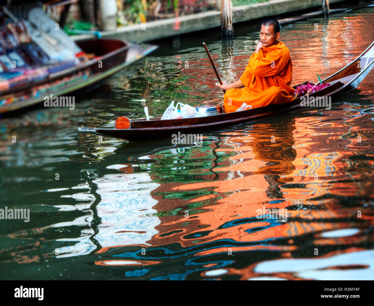 Thailandia, Damnoen, Mercato Galleggiante di Damnoen Saduak con fornitore rendendo Oms Foto Stock