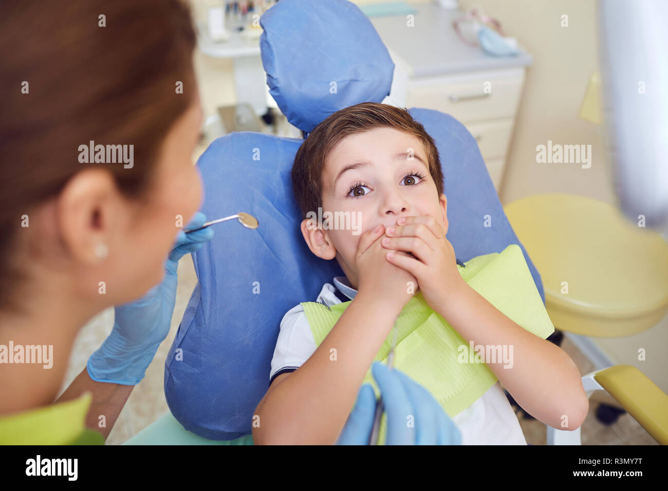 Bambino spaventato ragazzo in dental clinic. Foto Stock