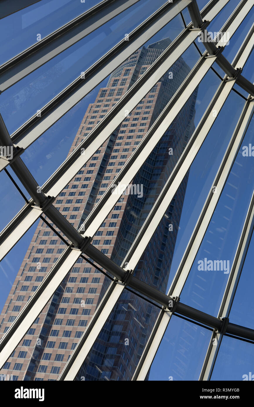 La stazione della metropolitana e messeturm a Francoforte Foto Stock