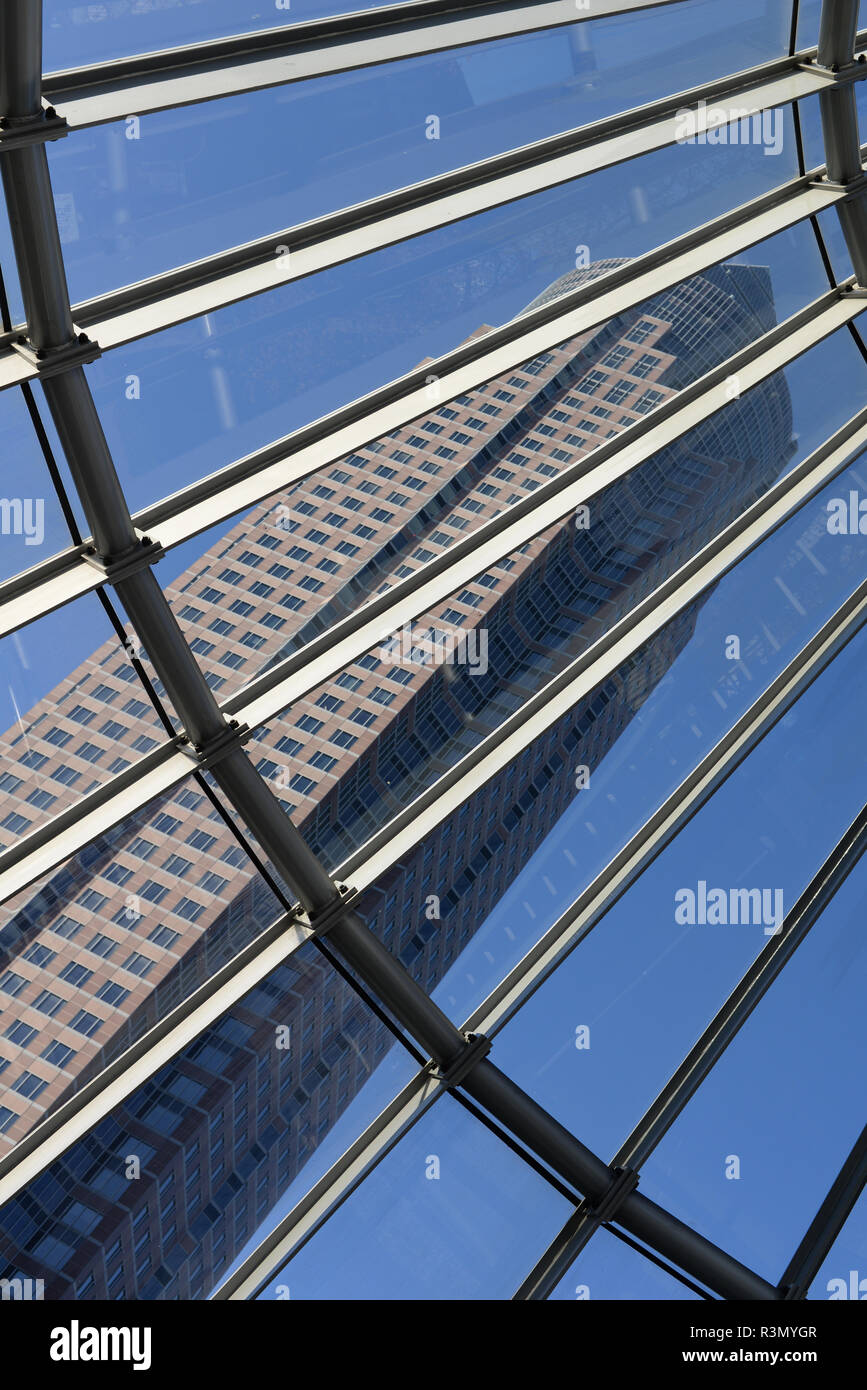 La stazione della metropolitana e messeturm a Francoforte Foto Stock
