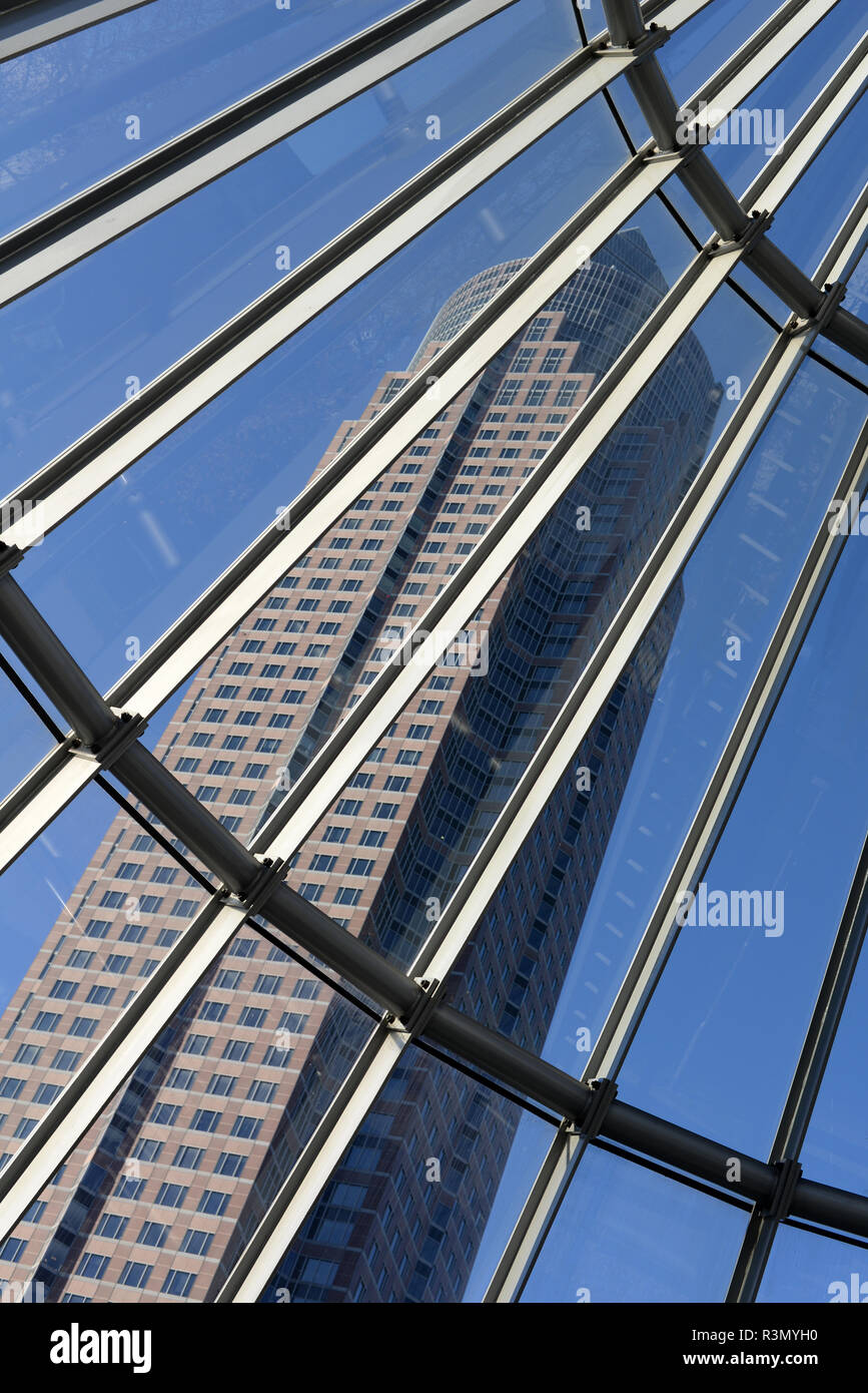 La stazione della metropolitana e messeturm a Francoforte Foto Stock