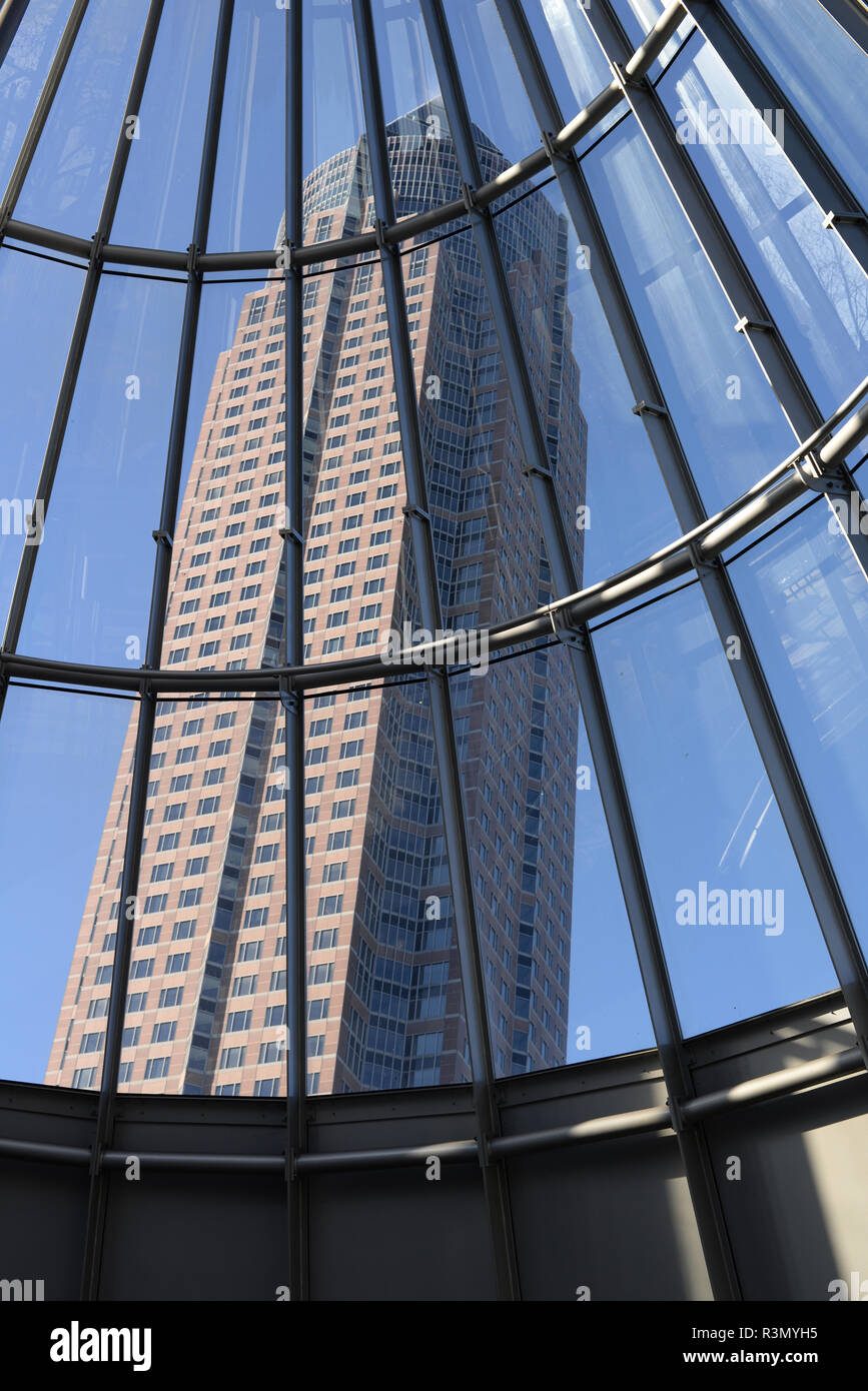 La stazione della metropolitana e messeturm a Francoforte Foto Stock
