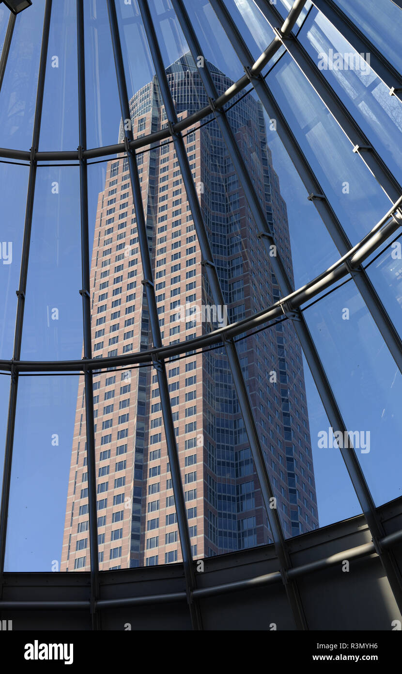 La stazione della metropolitana e messeturm a Francoforte Foto Stock