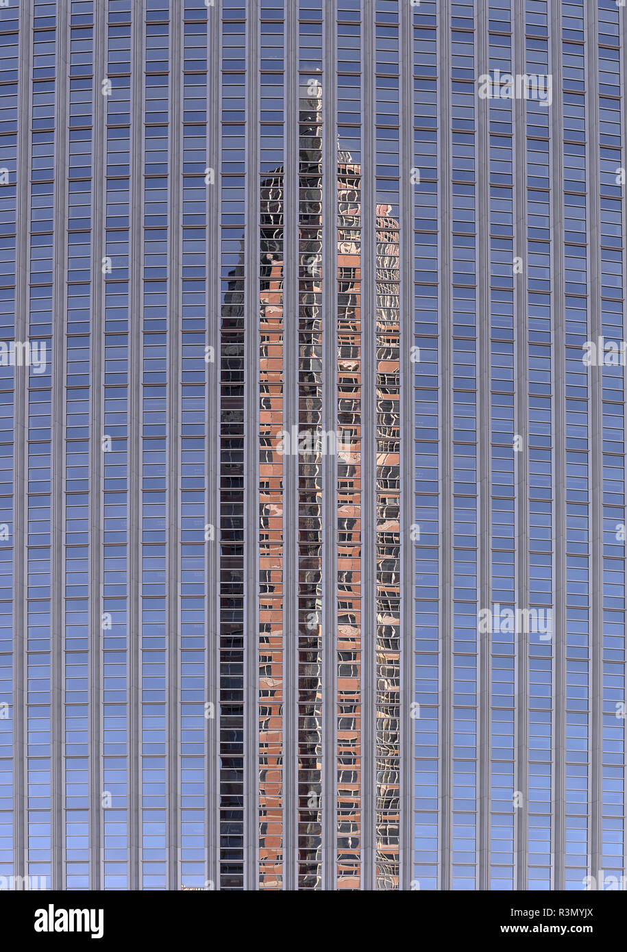 La riflessione della torre di misurazione a Francoforte Foto Stock