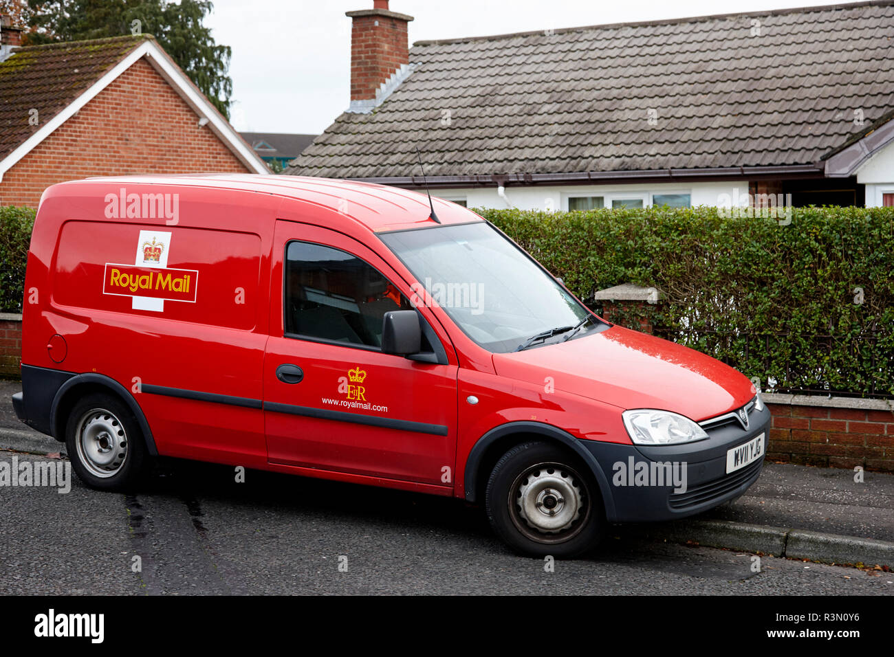 Royal Mail delivery van parcheggiato sul cordolo esterno casa in zona residenziale Foto Stock