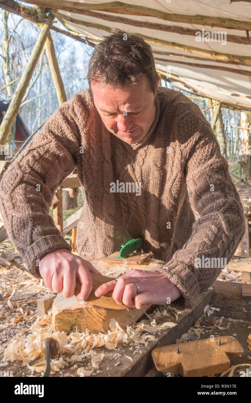 Utilizzando un Travisher per sagomare la sede di sgabello. Foto Stock