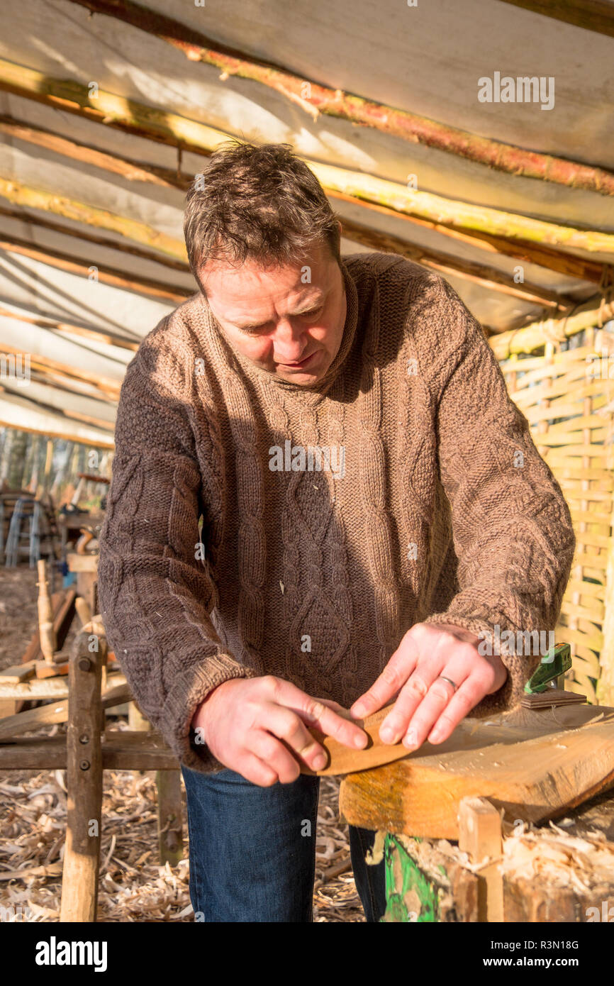 Utilizzando un Travisher per sagomare la sede di sgabello. Foto Stock