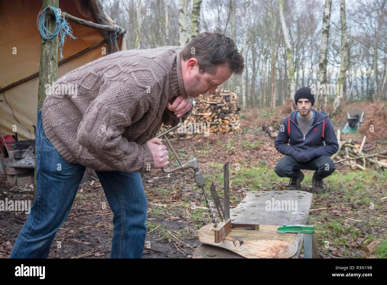 Fori di perforazione in un sedile in legno per fissare le gambe. Foto Stock