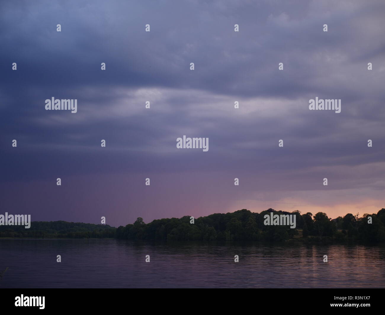 Un bellissimo tramonto su un lago Foto Stock