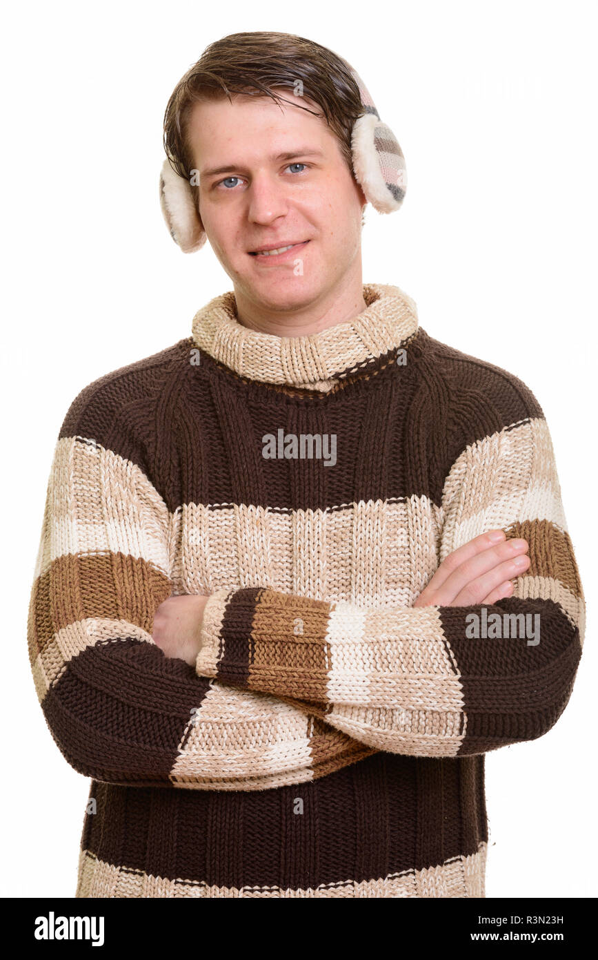 Felice bello uomo caucasico inverno indossare cuffie Foto Stock