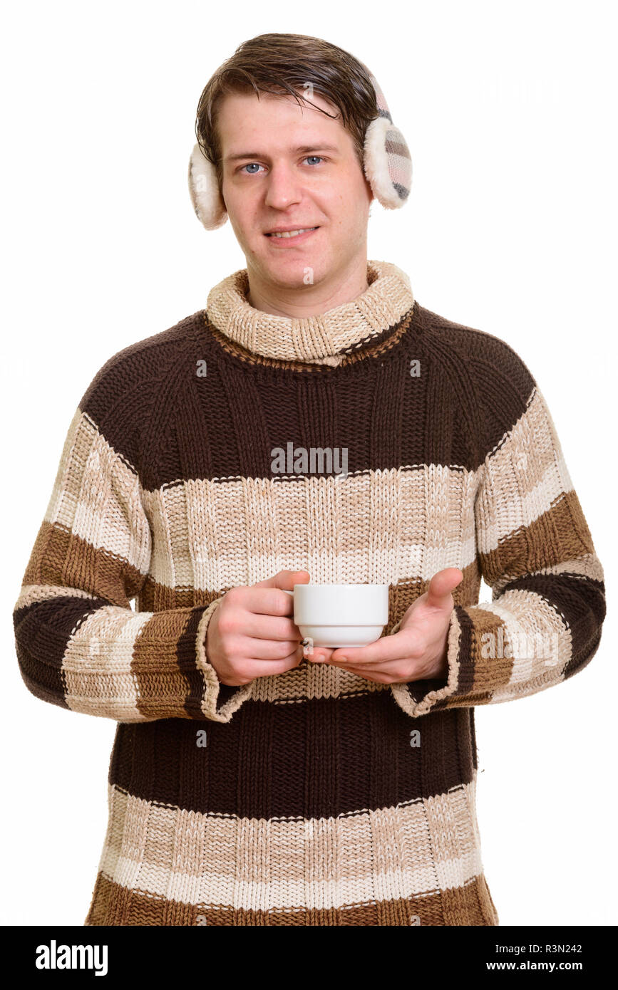 Felice bello uomo caucasico inverno indossare cuffie e holding Foto Stock