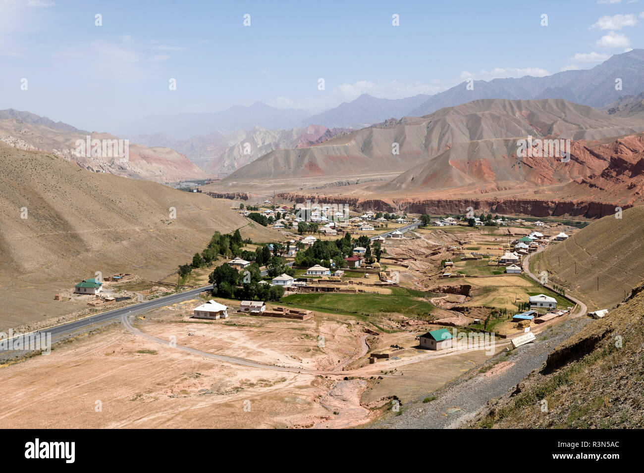 Villaggio con il paesaggio e il fiume intorno alla famosa Pamir autostrada M41 in Kirghizistan in Asia centrale Foto Stock