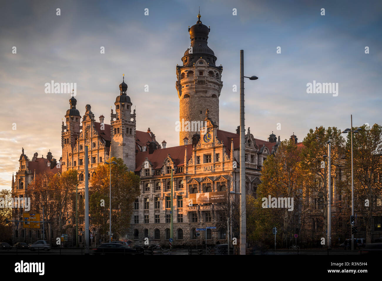 Neues Rathaus Leipzig im Sonnenlicht un einem Herbstabend Foto Stock