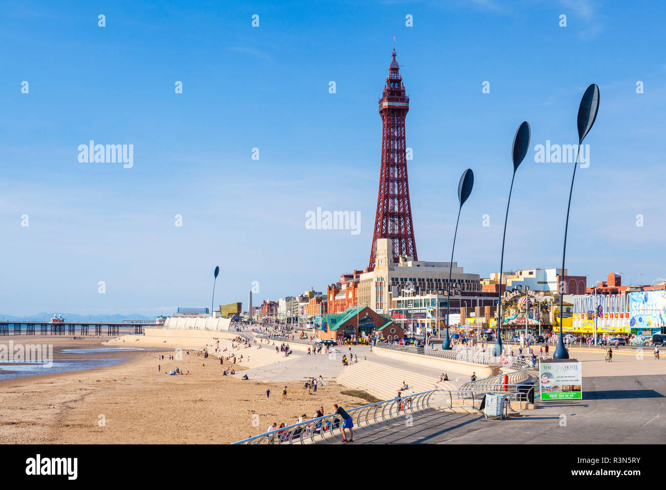 La Blackpool Tower Blackpool Beach e la passeggiata sul lungomare con i vacanzieri seduti sulla spiaggia e a pochi passi Blackpool Lancashire Inghilterra GB UK Europa Foto Stock