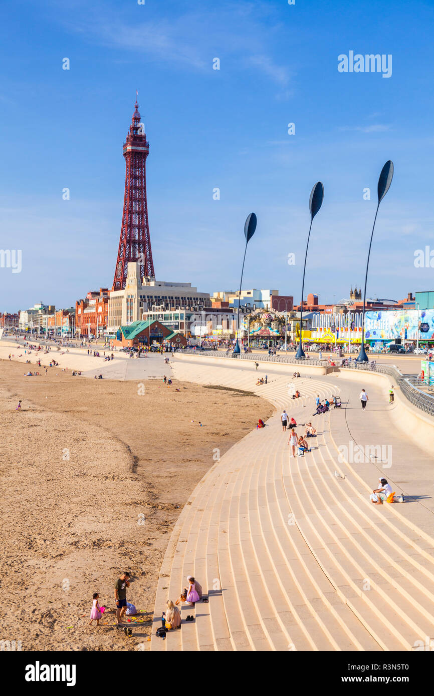 Dalla torre di Blackpool Beach e la passeggiata sul lungomare con i vacanzieri seduti sulla spiaggia e a pochi passi Blackpool Lancashire Inghilterra GB UK Europa Foto Stock