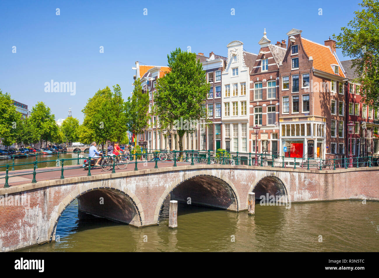 Canali di Amsterdam e dei ponti di Leidsegracht canal in corrispondenza della giunzione con canale Keizergracht con uomo in bici Amsterdam Paesi Bassi Olanda UE Europa Foto Stock