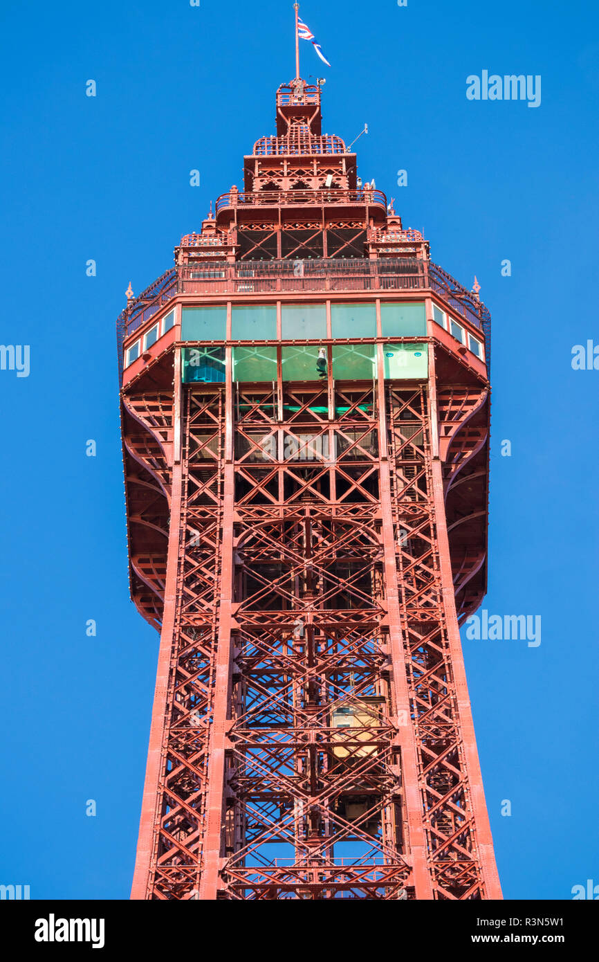 La Blackpool Tower eye pavimento in vetro vista ravvicinata contro il cielo blu Blackpool Lancashire Inghilterra GB UK Europa Foto Stock