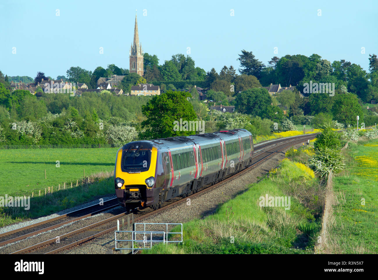 Una classe 220 diesel multiple unit 220019 lavorando un Cross Country service al Kings Sutton. Foto Stock