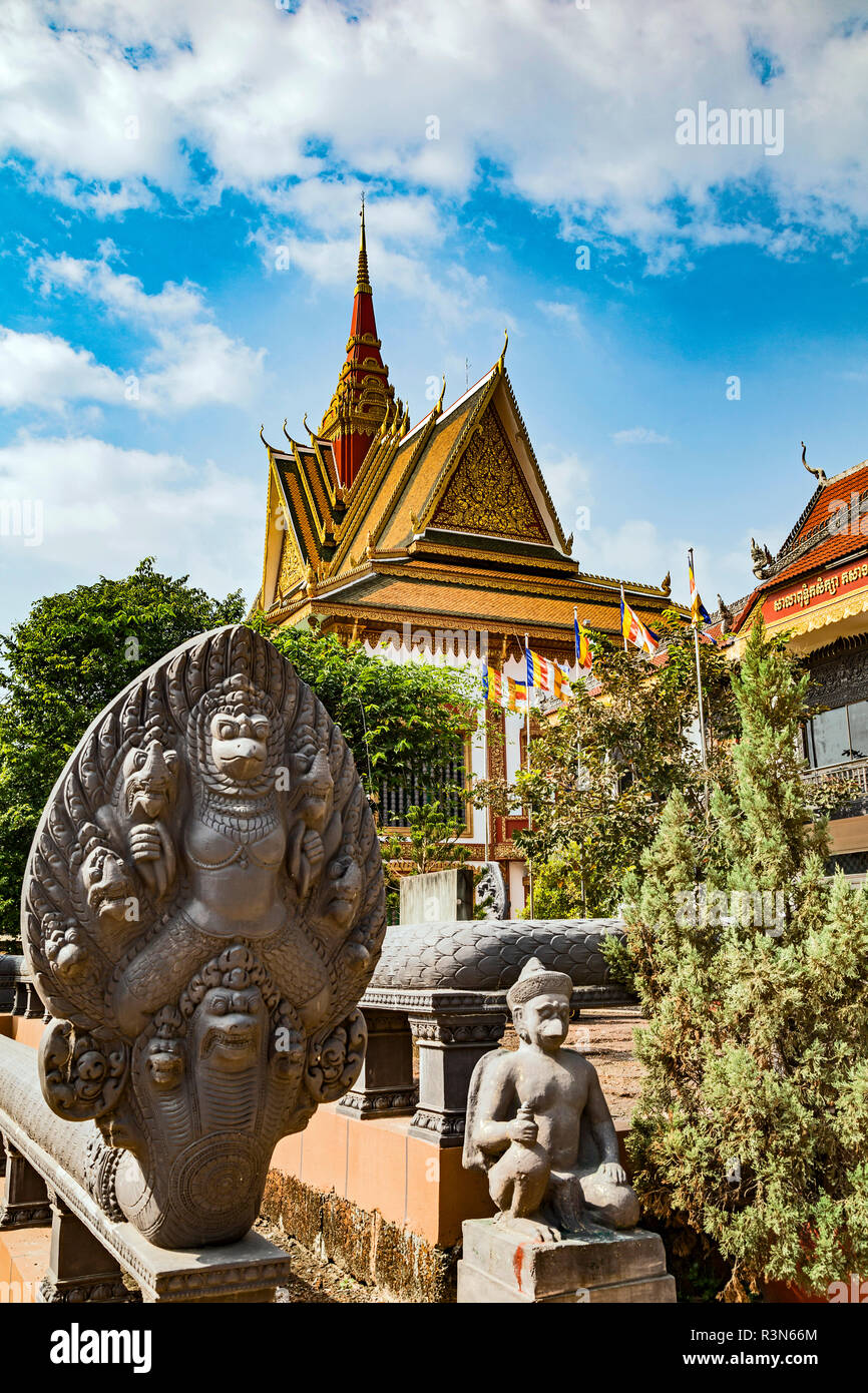 Siem Reap, Cambogia. Serpente e custodi di scimmia proteggere le guglie dorate e pagode di Wat Preah Prom Rath Foto Stock
