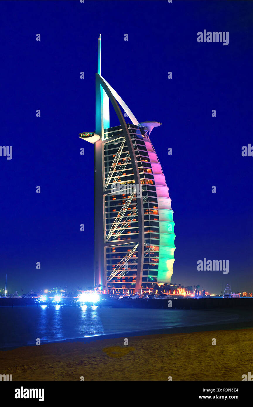 Burj Al Arab Hotel progettato per assomigliare ad una vela billowing, Dubai,  Emirati Arabi Uniti, Emirati arabi uniti di sera Foto stock - Alamy