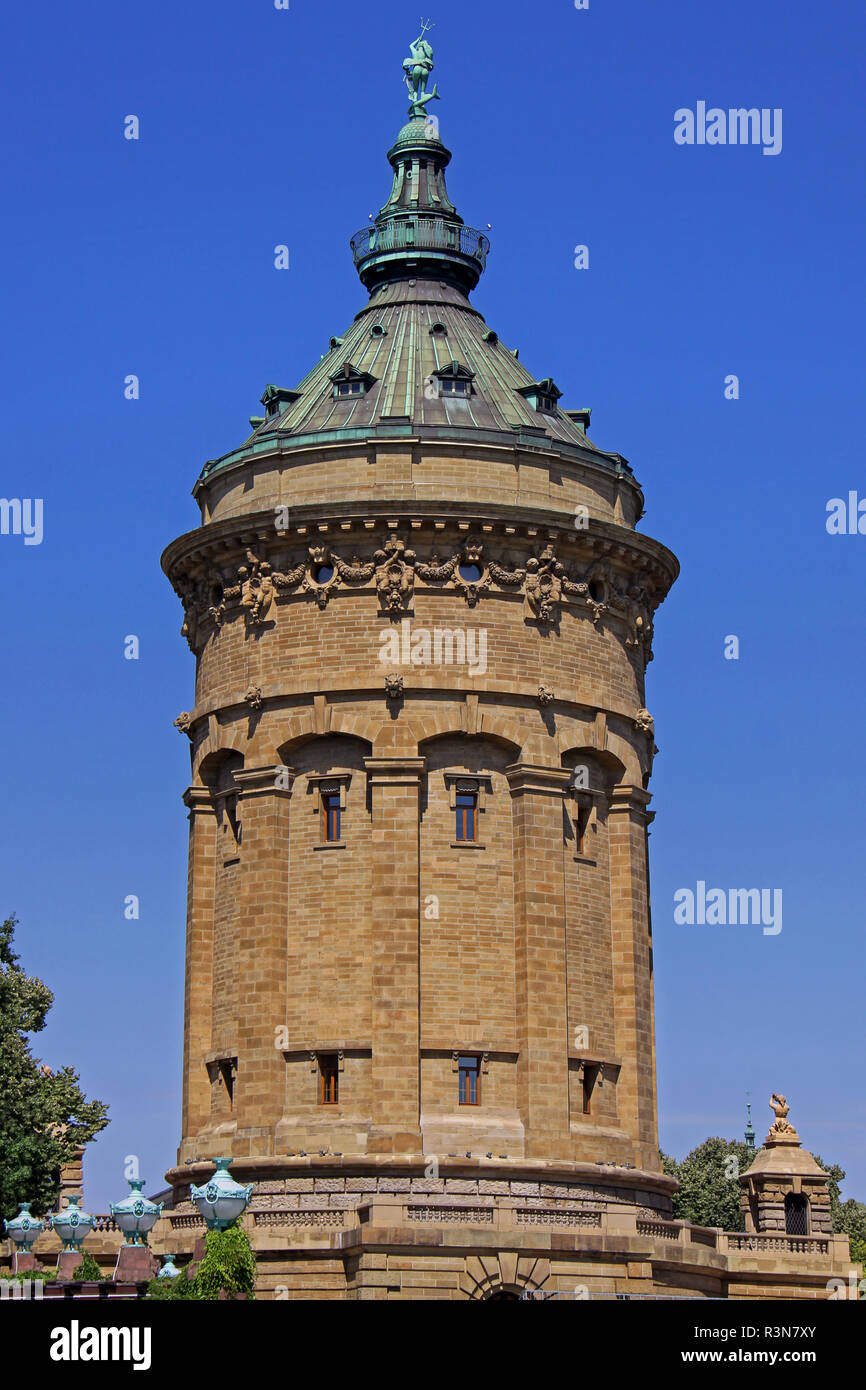 Punto di riferimento di Mannheim - la storica torre dell'acqua a friedrichsplatz Foto Stock