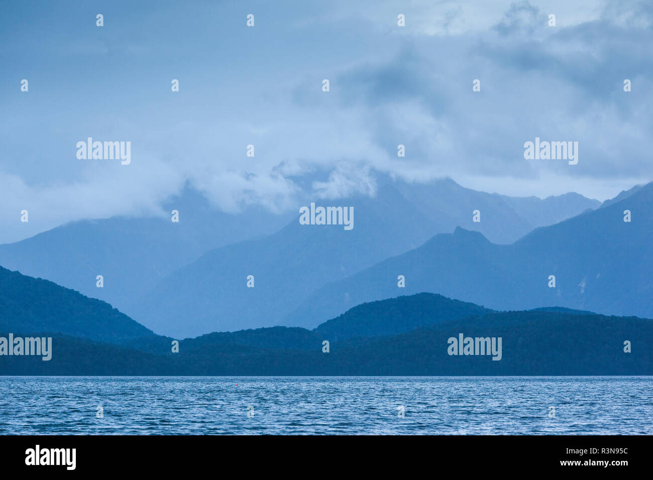 Nuova Zelanda, Isola del Sud, Southland, Te Anau, il Lago Te Anau e Fjordland montagne Foto Stock