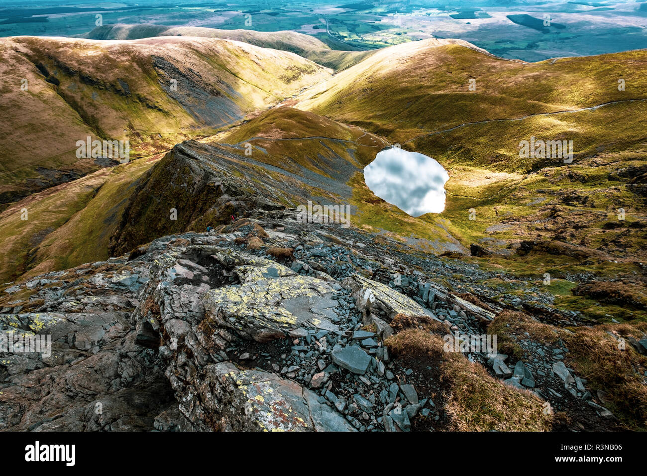 La vista di scale Tarn dal bordo affilato, Blencathra, Lake District inglese Foto Stock