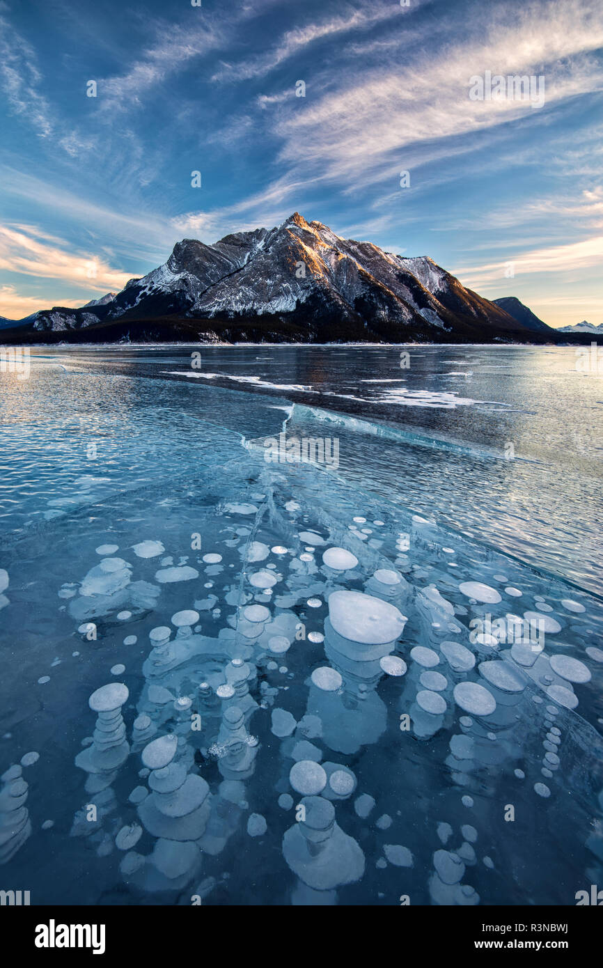 Canada, Alberta, Abramo Lago, bolle di ghiaccio, tramonto, d'inverno. Credito come: Dennis Kirkland Jaynes / Galleria / DanitaDelimont.com Foto Stock