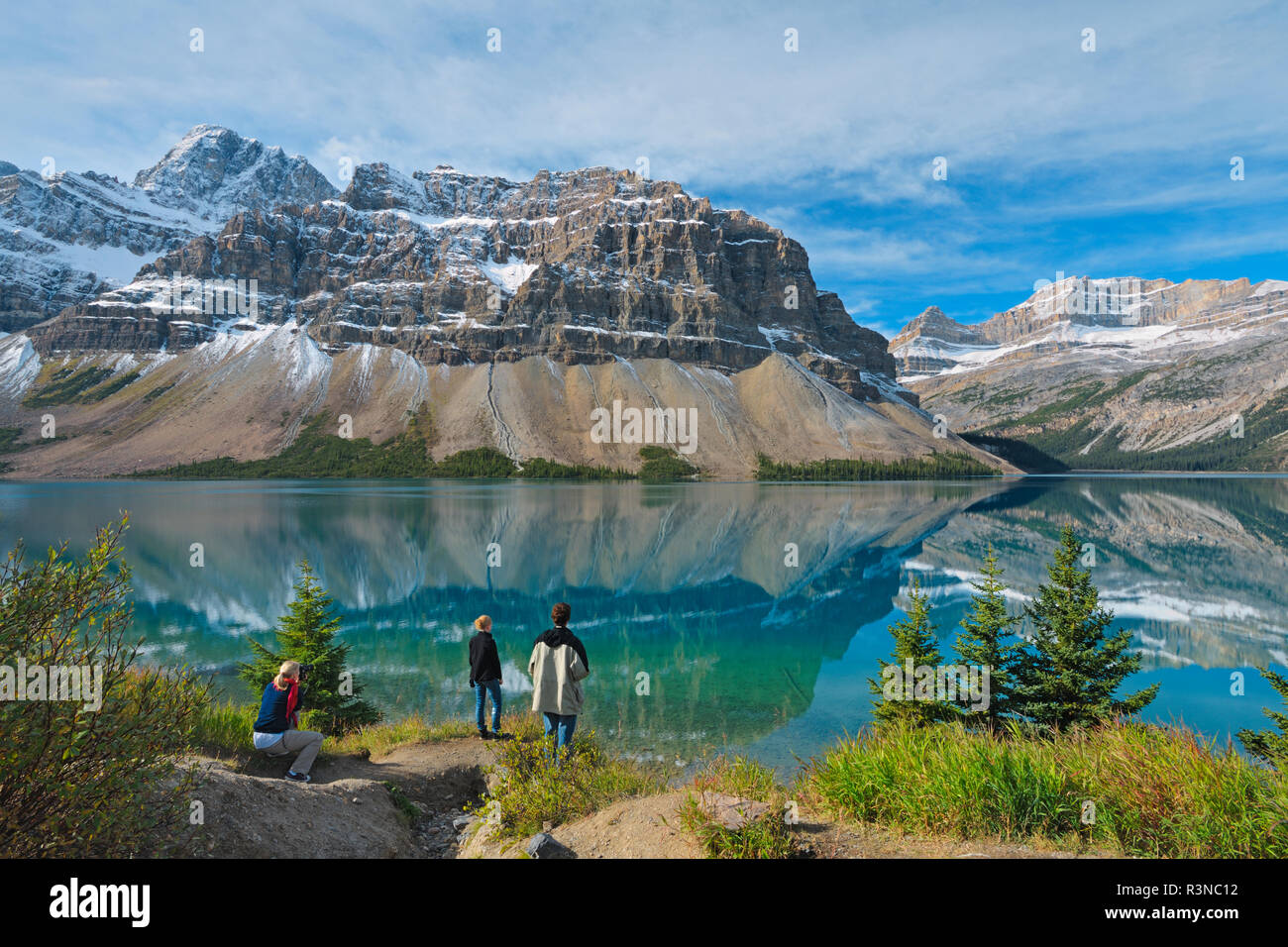Canada, Alberta, il Parco Nazionale di Banff. Il turista gode di vista sul lago di prua. Foto Stock