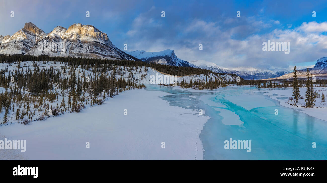 Panoramica di inverno lungo il Nord del Fiume Saskatchewan nel Parco Nazionale di Banff, Alberta, Canada Foto Stock