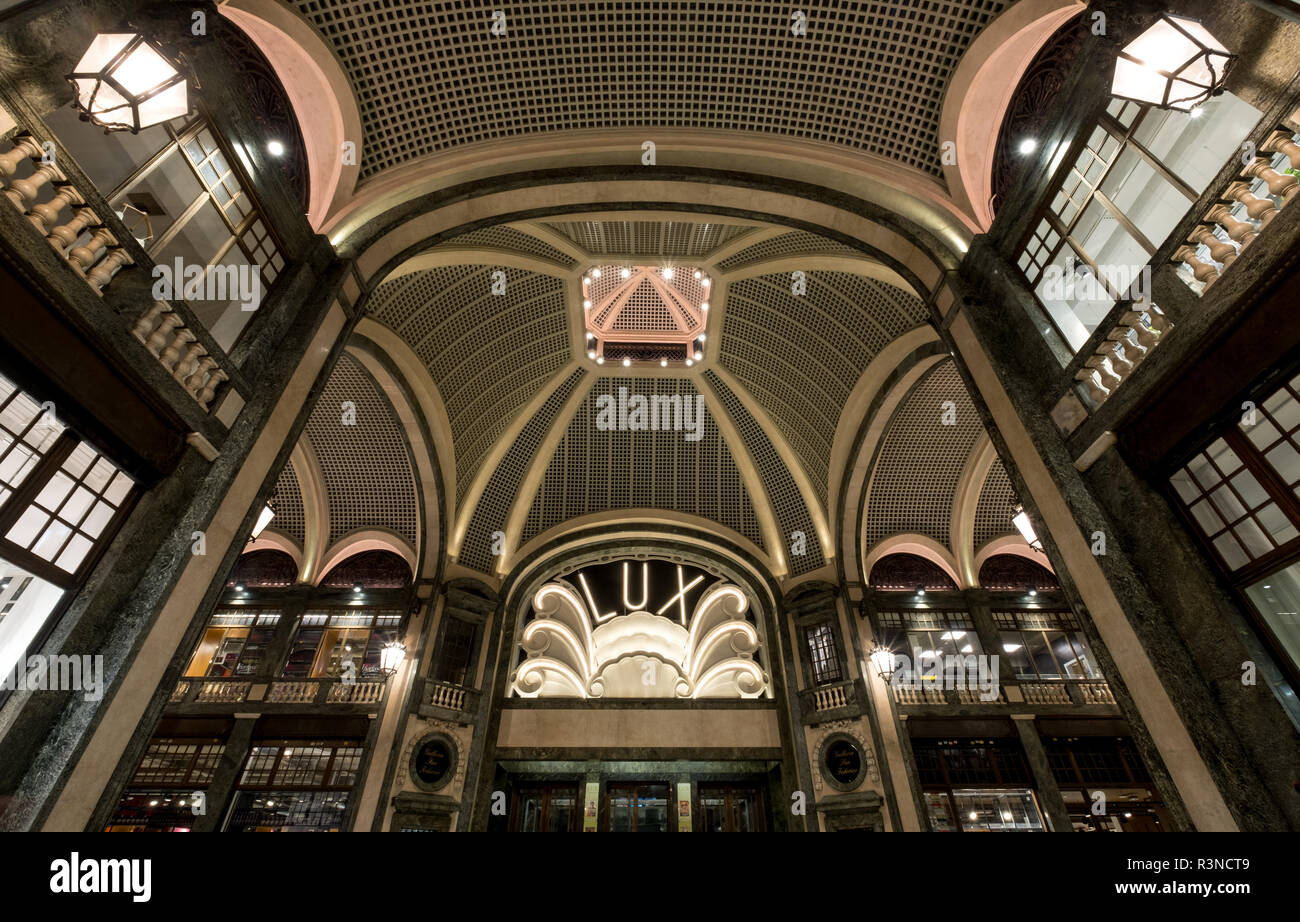 Torino Italia. Cinema Lux in stile art deco, high-end di shopping mall, Galleria San Federico. Foto Stock